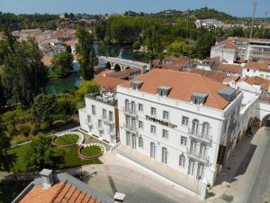 - une vue aérienne sur un bâtiment blanc avec une rivière dans l'établissement Thomar Boutique Hotel, à Tomar