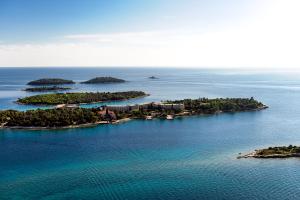 uma vista aérea de uma ilha na água em Maistra Select All Suite Island Hotel Istra em Rovinj