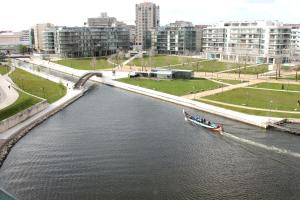 Vista de un río que corre cerca del hotel