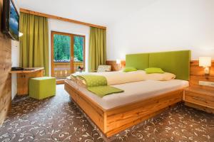 A bed or beds in a room at Hotel Oberwirt - nahe an Saalbach und Zell am See