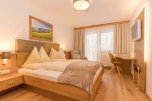 A bed or beds in a room at Hotel Oberwirt - nahe an Saalbach und Zell am See