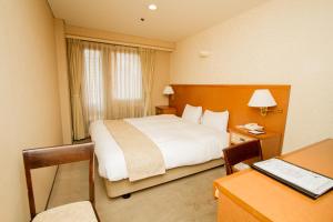 Hotel Yokohama Camelot Japan房間的床