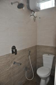 uma casa de banho com um WC e um chuveiro em Moonlight Residency em Tiruchchirappalli