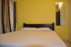 um quarto com uma cama com duas almofadas em Moonlight Residency em Tiruchchirappalli