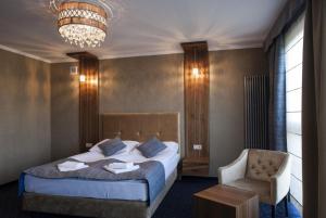 A bed or beds in a room at Borowinowy Zdrój Hotel Wellness Spa & Conference