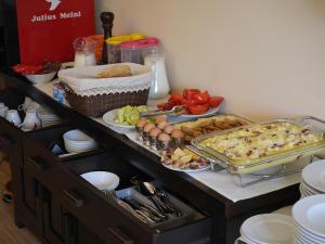 a table with a bufet of food on it w obiekcie Pensiunea Vis Alpin Belis w mieście Beliş