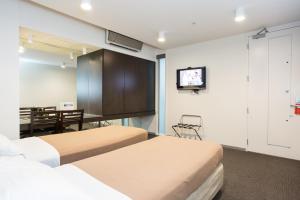 Cama ou camas em um quarto em Great Southern Hotel Melbourne