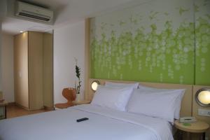 Tempat tidur dalam kamar di Zest Bogor by Swiss-Belhotel International