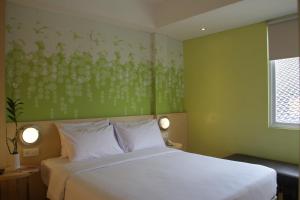 Tempat tidur dalam kamar di Zest Bogor by Swiss-Belhotel International