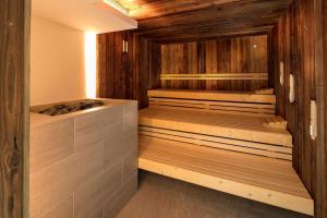 una sauna con pareti in legno e pavimenti in legno di Best Western Hotel & SPA Le Schoenenbourg - Riquewihr - Proche Colmar a Riquewihr