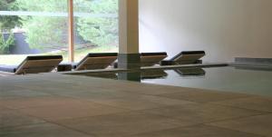 una fila de sillas sentadas en una habitación con una mesa en MONTAFONLodge, en Gaschurn