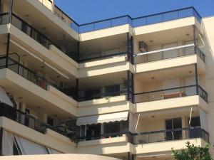 Elle offre une vue sur l'extérieur d'un bâtiment doté de balcons. dans l'établissement Seafront, à Karistos