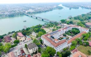 una vista aerea sul fiume e sugli edifici di Saigon Morin Hotel a Hue