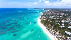 - une vue aérienne sur la plage et l'océan dans l'établissement Green Coast Beach Hotel, à Punta Cana