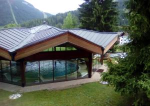 een uitzicht op een paviljoen met zwembad bij Hotel Trento in Pozza di Fassa