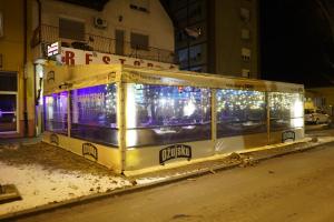 een kerstshow aan de zijkant van een straat 's nachts bij Domin Osijek in Osijek