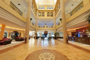 un grand hall avec des tables et des chaises dans un bâtiment dans l'établissement Hotel IPV Palace & Spa - Adults Recommended, à Fuengirola