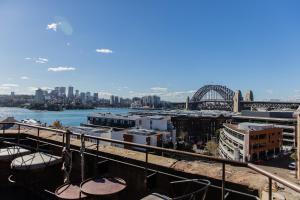 een uitzicht op een stad met een brug en een haven bij Hotel Palisade in Sydney