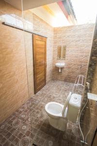 uma casa de banho com um WC e um lavatório em Yasa Homestay em Nusa Penida