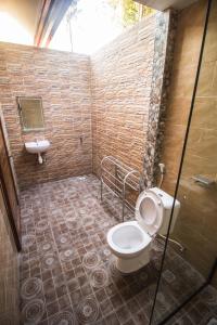 uma casa de banho com um WC e um lavatório em Yasa Homestay em Nusa Penida