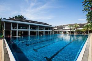 Swimming pool sa o malapit sa RPGC Garden Hotel