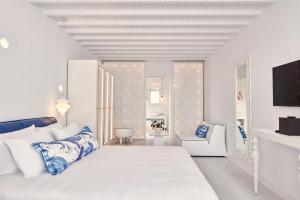 圣爱奥尼斯米科诺斯Katikies Mykonos - The Leading Hotels of the World的白色的客房配有一张大床和一台电视机