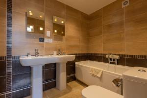 A bathroom at Windermere Park inc Free off-site Health Club