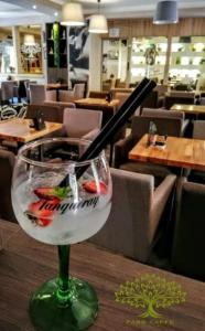 un bicchiere di vino su un tavolo in un ristorante di Park Rooms a Dugo Selo