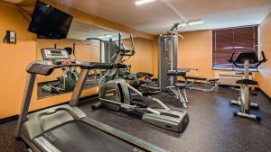 The fitness centre and/or fitness facilities at Best Western Luxbury Inn Fort Wayne