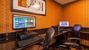 A television and/or entertainment centre at Best Western Luxbury Inn Fort Wayne