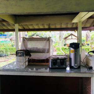 Kemudahan buat kopi dan teh di Chiang Dao Hostel