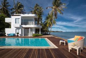 uma casa na praia com piscina em Villa Nalinnadda Petite Hotel & Spa, Adults Only - SHA Extra Plus em Lamai