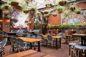 un restaurant vide avec des tables et des chaises en bois dans l'établissement Nightcap at Belgian Beer Cafe, à Perth