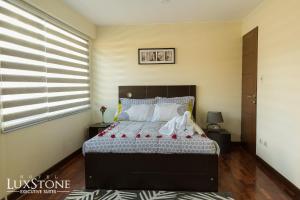 Tempat tidur dalam kamar di Luxstone Executive & Suites