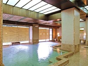 ein großer Wasserpool in einem großen Gebäude in der Unterkunft Itoen Hotel Iizakakanouya in Fukushima