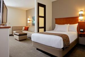 Cama ou camas em um quarto em Hyatt Place Fort Worth/Hurst