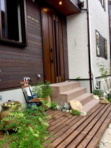 eine Veranda eines Hauses mit einer Holzterrasse in der Unterkunft Mini inn Nara- - 外国人向け - 日本人予約不可 in Nara