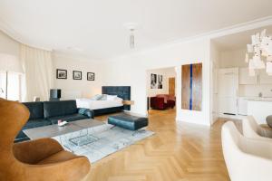 a living room with a couch and a bed at Osteiner Hof by The Apartment Suite in Mainz