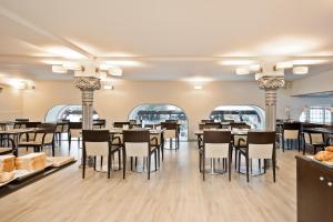 une salle à manger avec des tables et des chaises dans l'établissement Abba Santander, à Santander