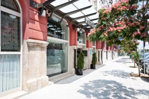 une rue avec un bâtiment doté d'un toit en verre dans l'établissement Abba Santander, à Santander