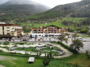 un resort in mezzo a una montagna di Haus Anton Sölden - Apartments & Zimmer a Sölden