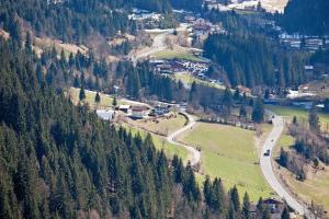 eine Luftansicht auf einen Berg mit Bäumen und einer Straße in der Unterkunft Gästehaus Zum Tauern in Radstadt