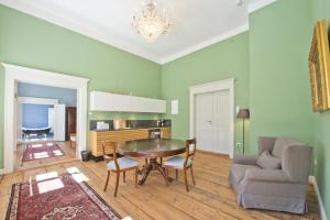 een woonkamer met een tafel, een bank en een stoel bij Schloss Retzow Apartments in Retzow