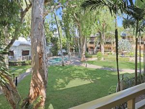 Jardí fora de Amphora Laleuca Apartments Palm Cove