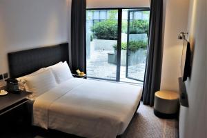 una camera d'albergo con letto e finestra di Camlux Hotel a Hong Kong