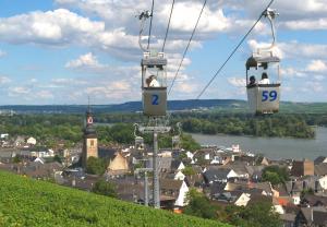 Les personnes voyageant sur une remontée mécanique au-dessus d'une ville dans l'établissement Hotel Rüdesheimer Hof - Superior, à Rüdesheim am Rhein