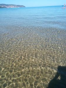 un corpo di acqua con increspature nella sabbia di villetta nel verde vicino spiaggia a Orbetello