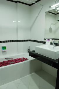 First Residence Hotel tesisinde bir banyo