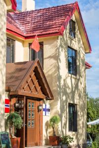 une maison avec une porte en bois et un drapeau rouge dans l'établissement Nordic Memory in Qingdao, à Qingdao