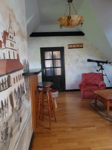 uma sala de estar com um sofá vermelho e uma mesa em Privat pri Hradbach em Levoča